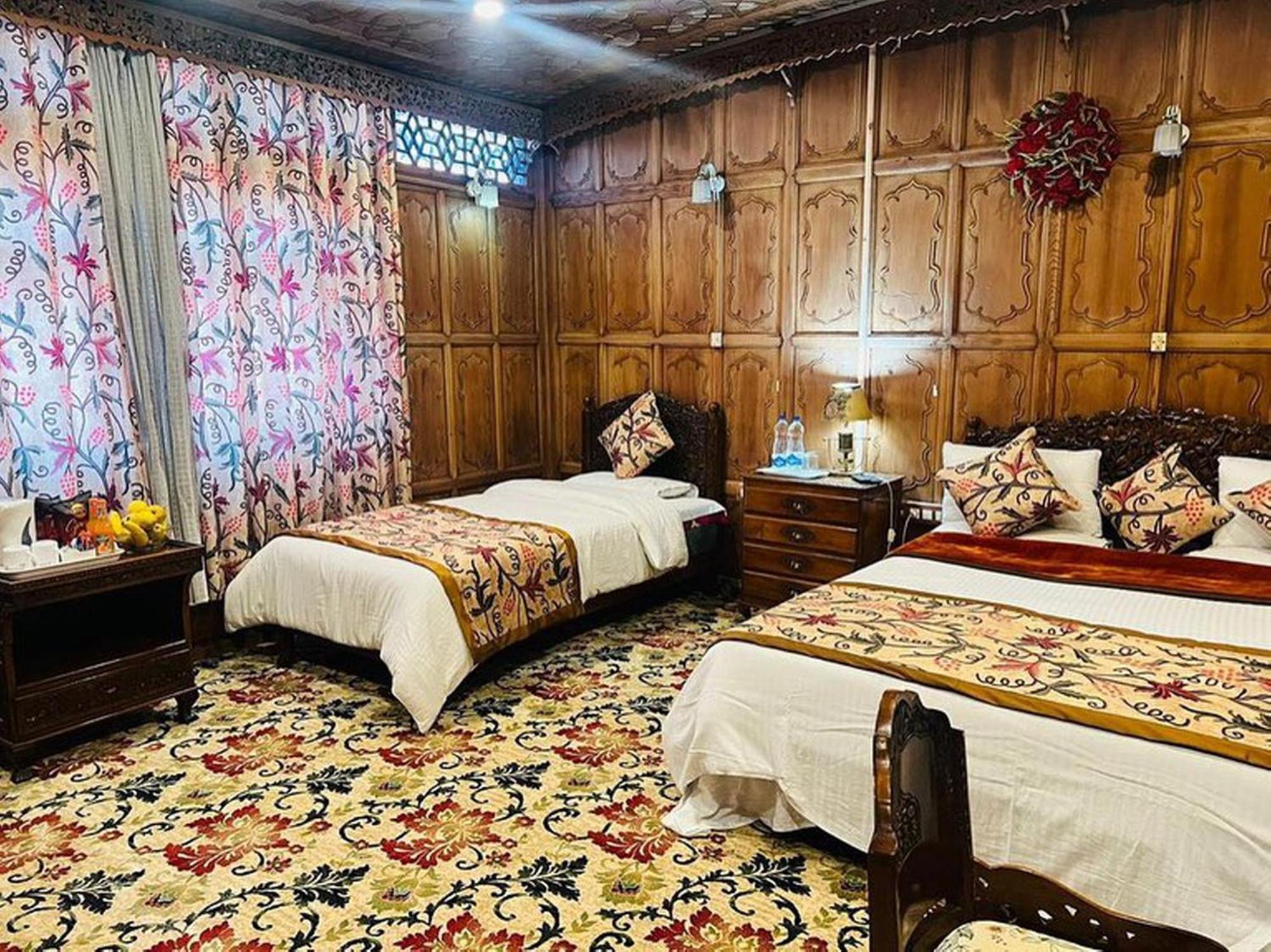 Hotel Floating Luxury Group Of Houseboats Srīnagar Esterno foto